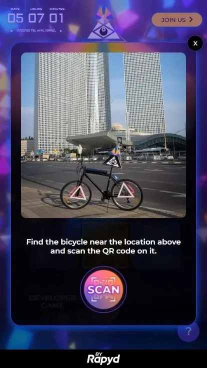 מסך רמז עם צילום מיקום האופניים וכפתור לסריקת QR ב־The Moment 2.0 for Rapyd.