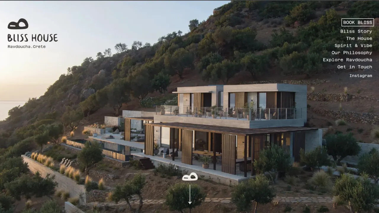 פתיח אתר Bliss House Crete במחשב, עם ניווט לפרקי התוכן והזמנה.