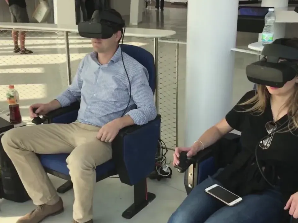 משתתפים במסלול ישיבה עם משקפי VR וג׳ויסטיקים במרכז המבקרים.
