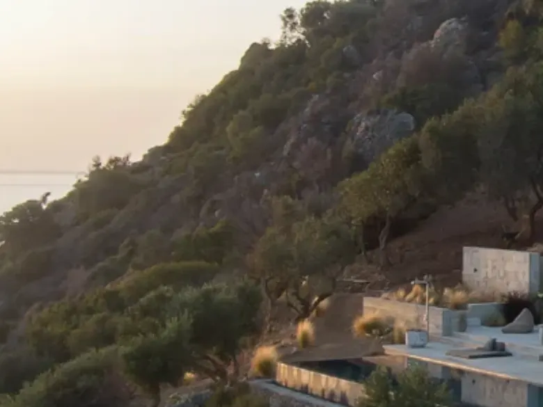 פתיח אתר Bliss House Crete במובייל, עם התפריט וכפתור ההזמנה.