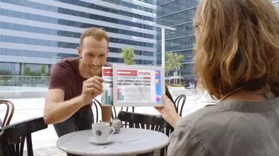 תמונה ראשונה מתוך הקמפיין הדינמי של בנק הפועלים.